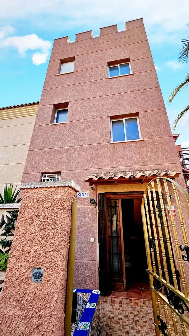 Vista exterior de Casa o xalet en venda en Águilas amb Aire condicionat, Calefacció i Terrassa