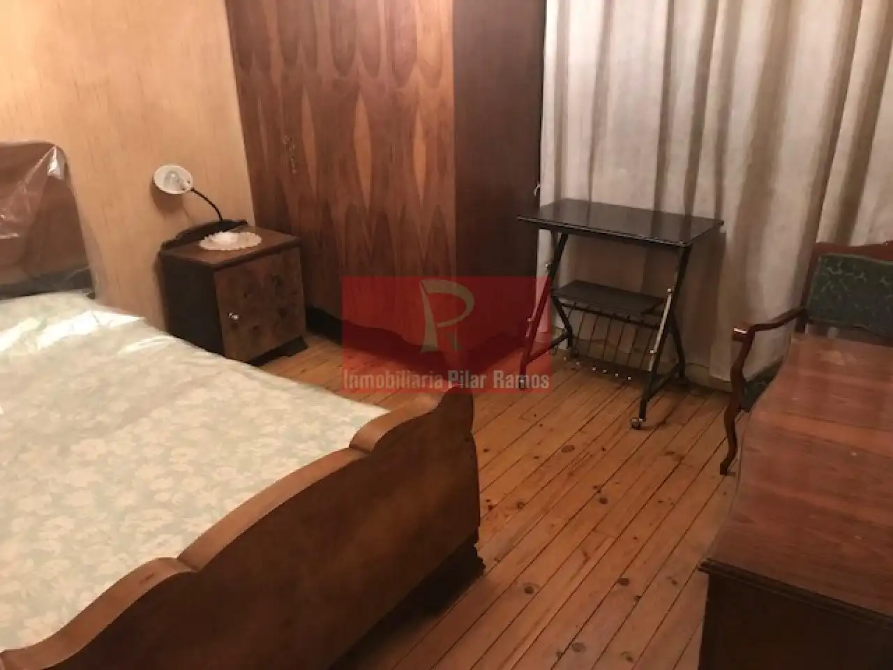 Dormitori de Casa o xalet en venda en León Capital  amb Jardí privat