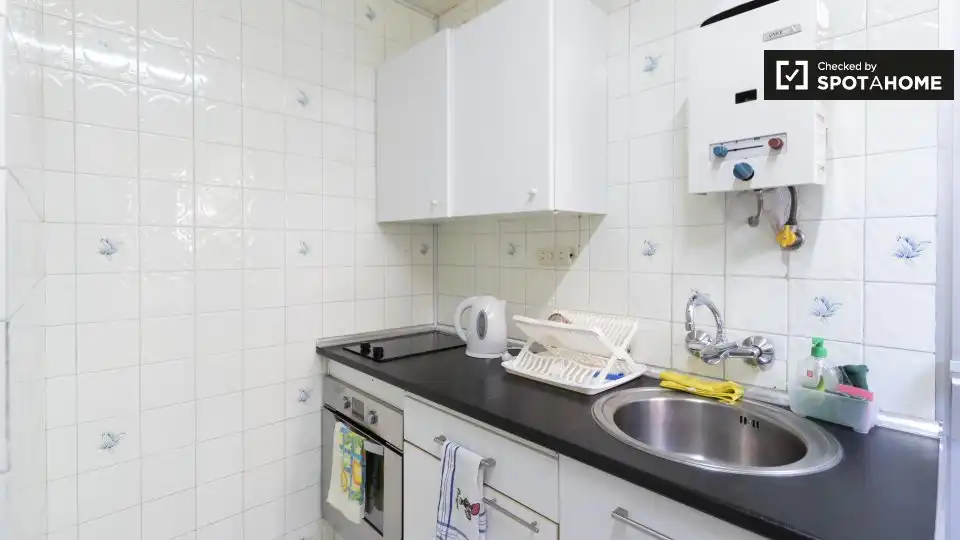 Cuina de Apartament per a compartir en Madrid amb Aire condicionat i Terrassa