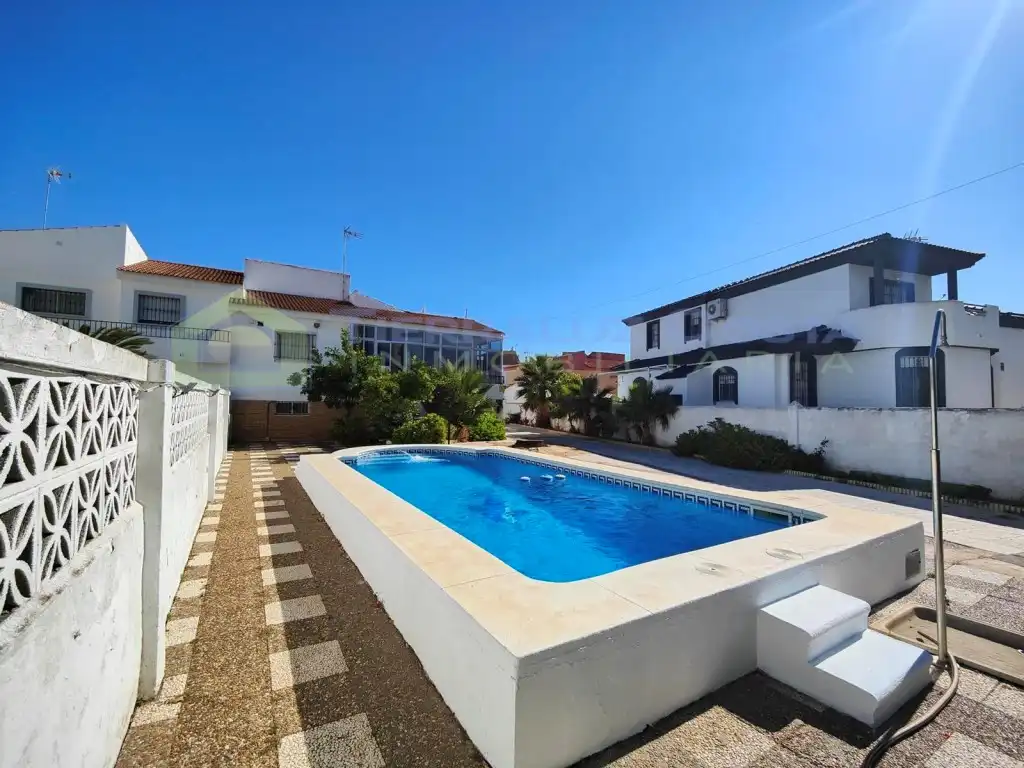 Piscina de Casa o xalet en venda en La Antilla amb Jardí privat, Terrassa i Traster