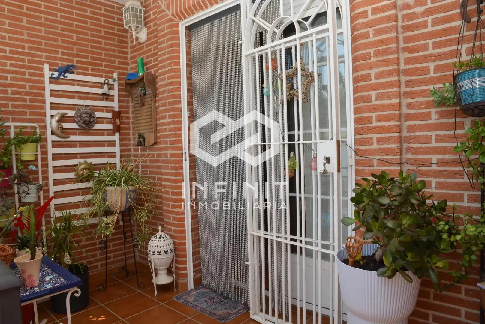 Vista exterior de Casa adosada en venda en Torrejón del Rey amb Calefacció, Jardí privat i Terrassa