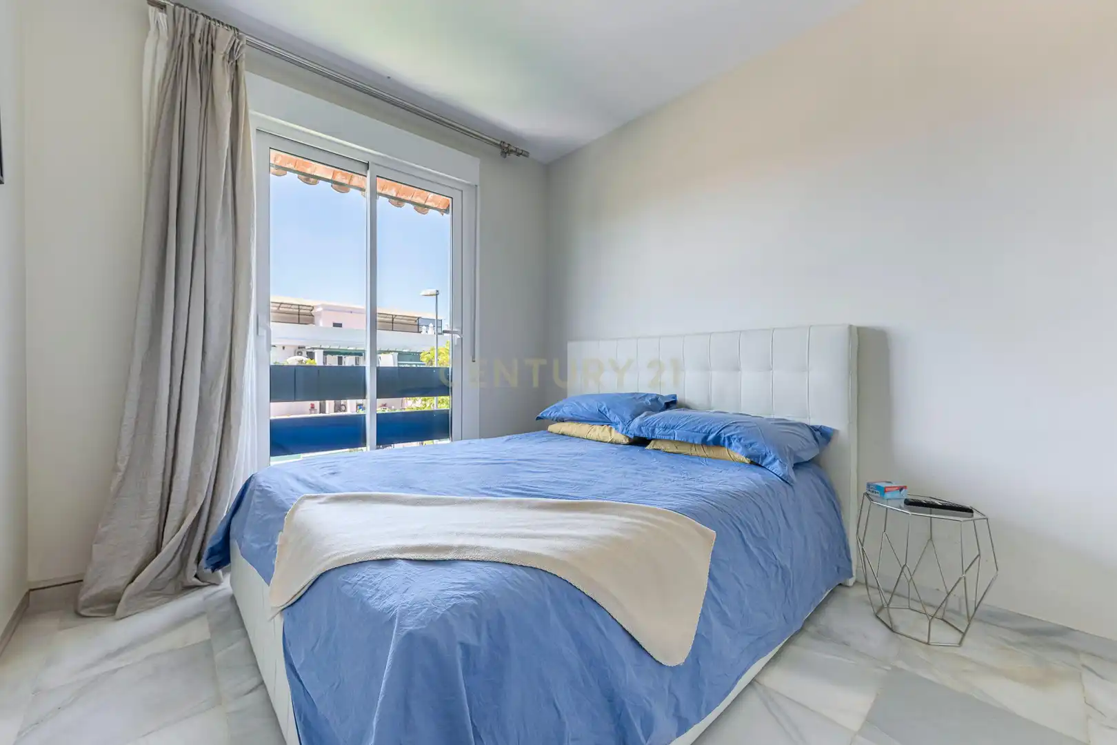 Habitación de Apartamento en venta en Marbella con Aire acondicionado, Trastero y Lavadora