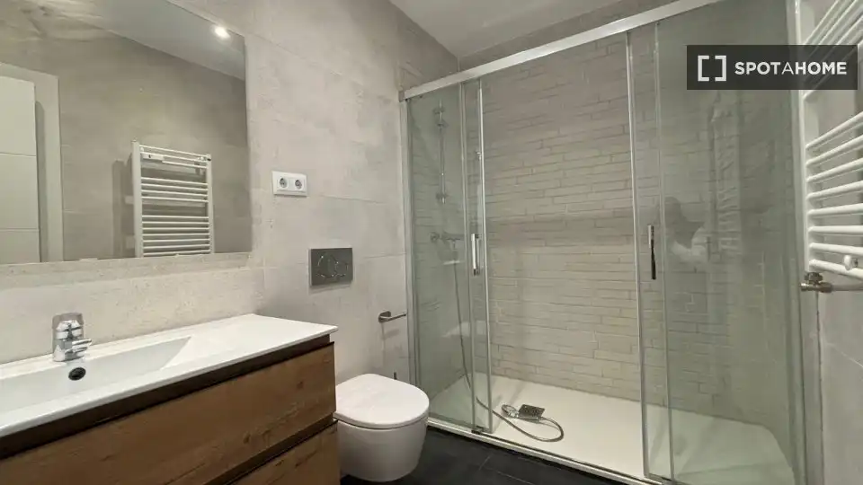 Baño de Piso para compartir en Madrid con Aire acondicionado, Calefacción y Amueblado