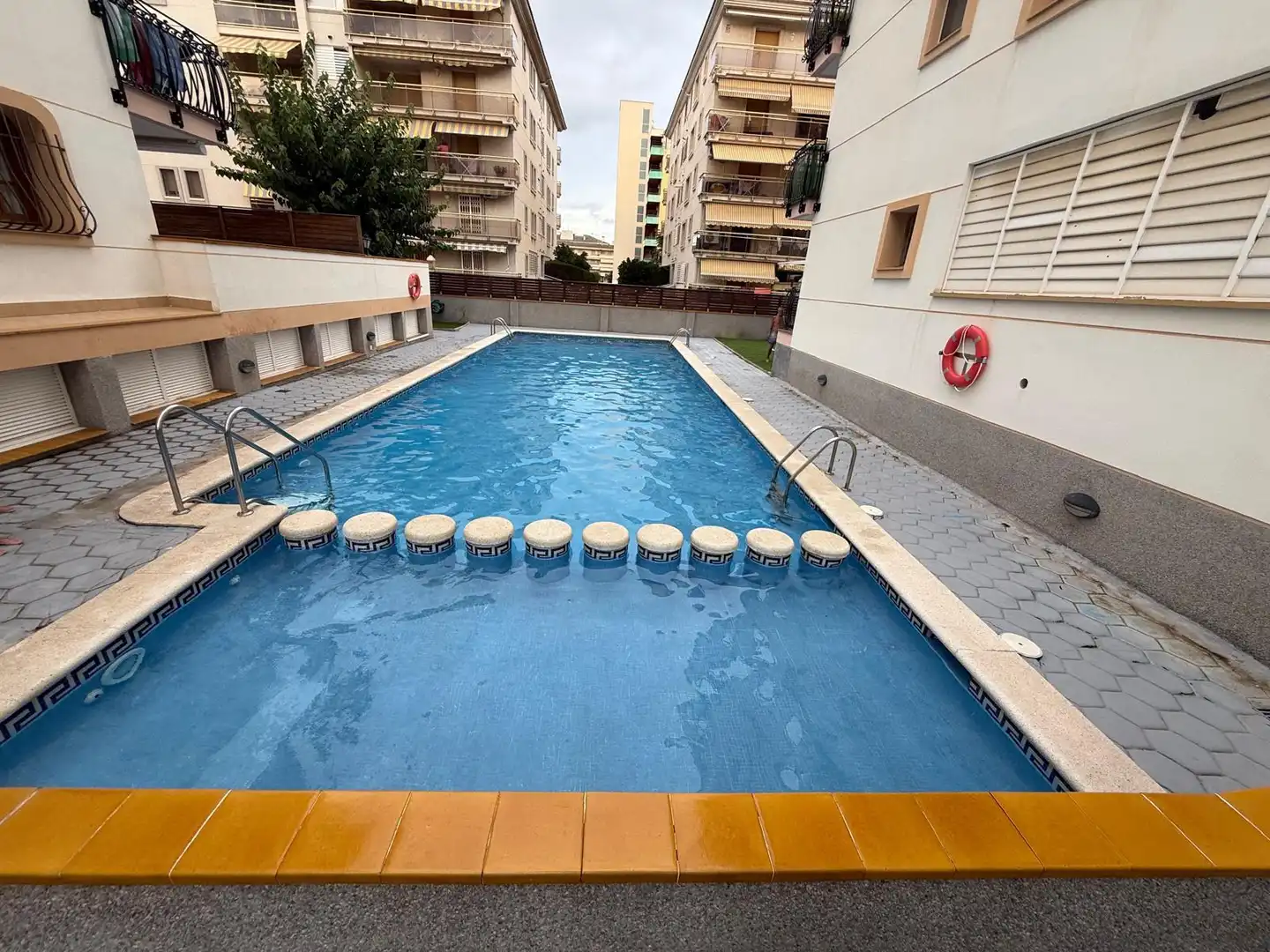 Schwimmbecken von Wohnungen zum Verkauf in Calafell mit Heizung, Privatgarten und Terrasse