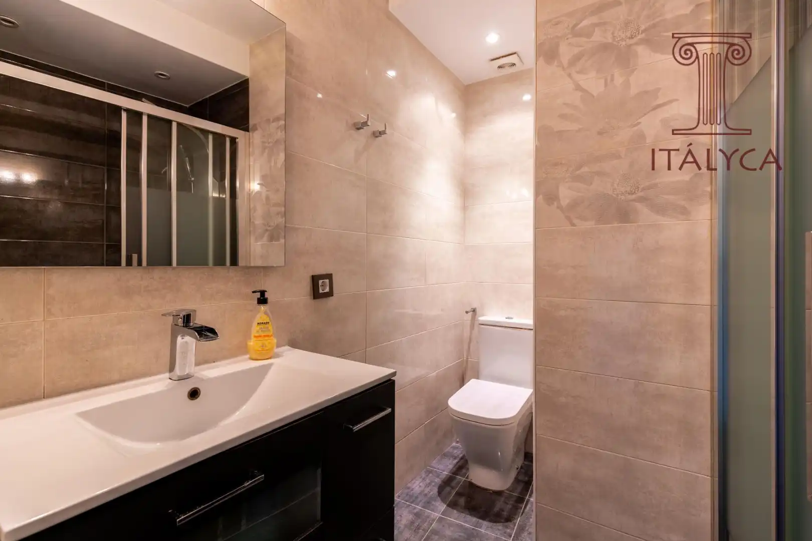 Bathroom of Flat for sale in Sevilla  with Air Conditioner, Heating and Terrace
