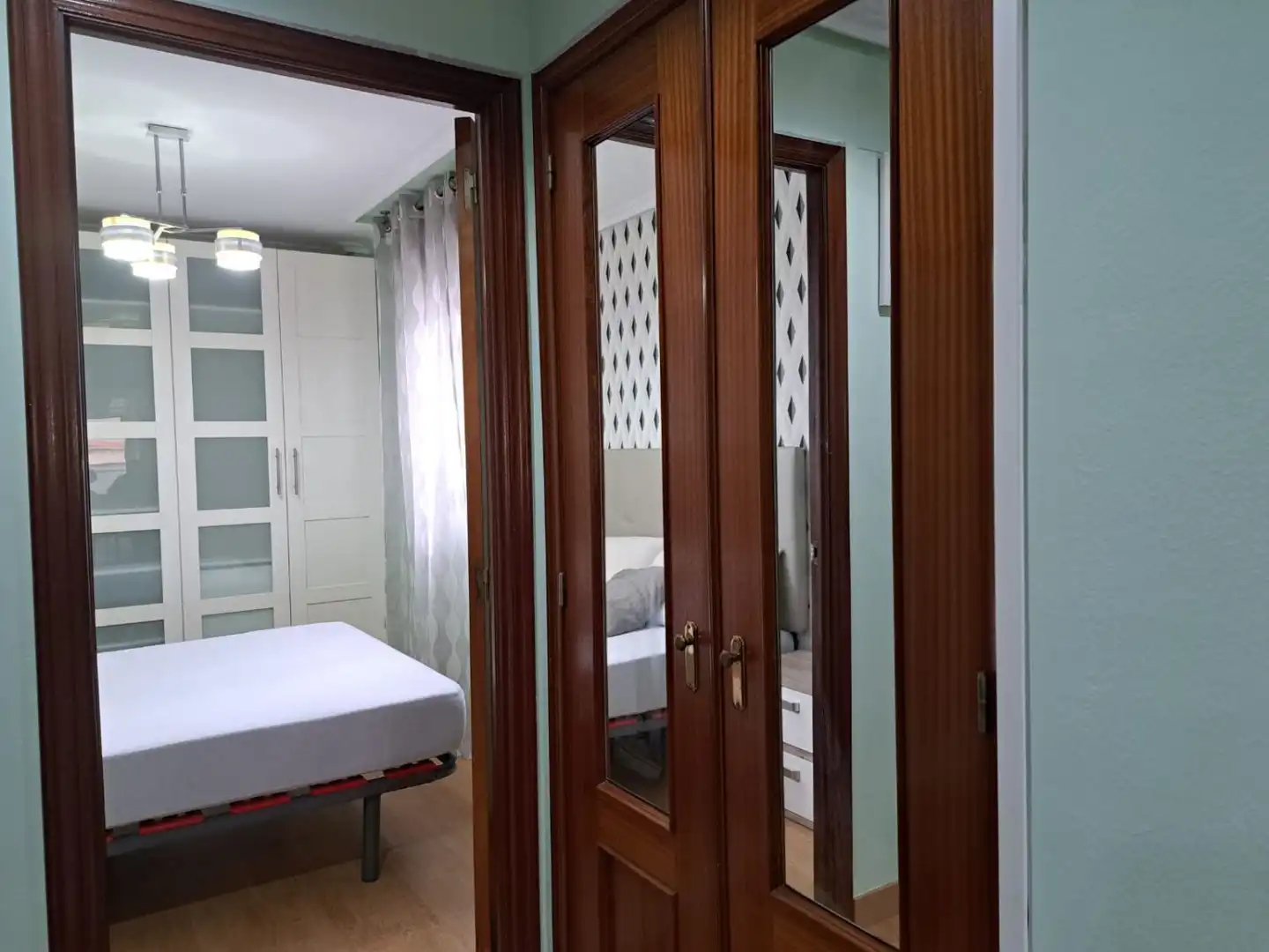 Schlafzimmer von Wohnungen zur Miete in Gijón  mit Heizung, Parkett und Balkon
