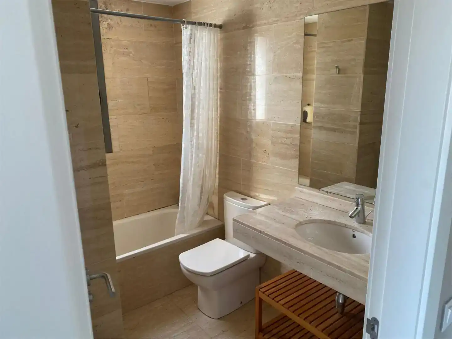Badezimmer von Wohnung zum Verkauf in Lleida mit Klimaanlage, Privatgarten und Parkett