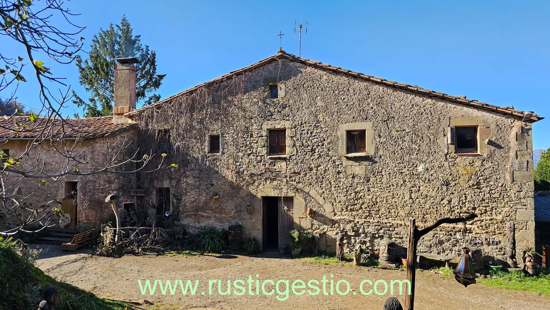Vista exterior de Finca rústica en venda en Santa Pau amb Jardí privat, Terrassa i Balcó