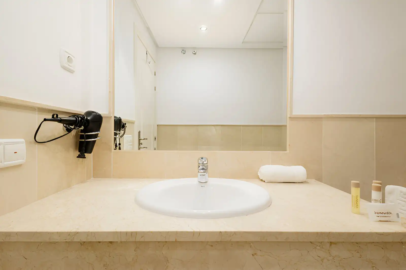 Badezimmer von Erdgeschoss zum Verkauf in Marbella mit Klimaanlage, Privatgarten und Terrasse
