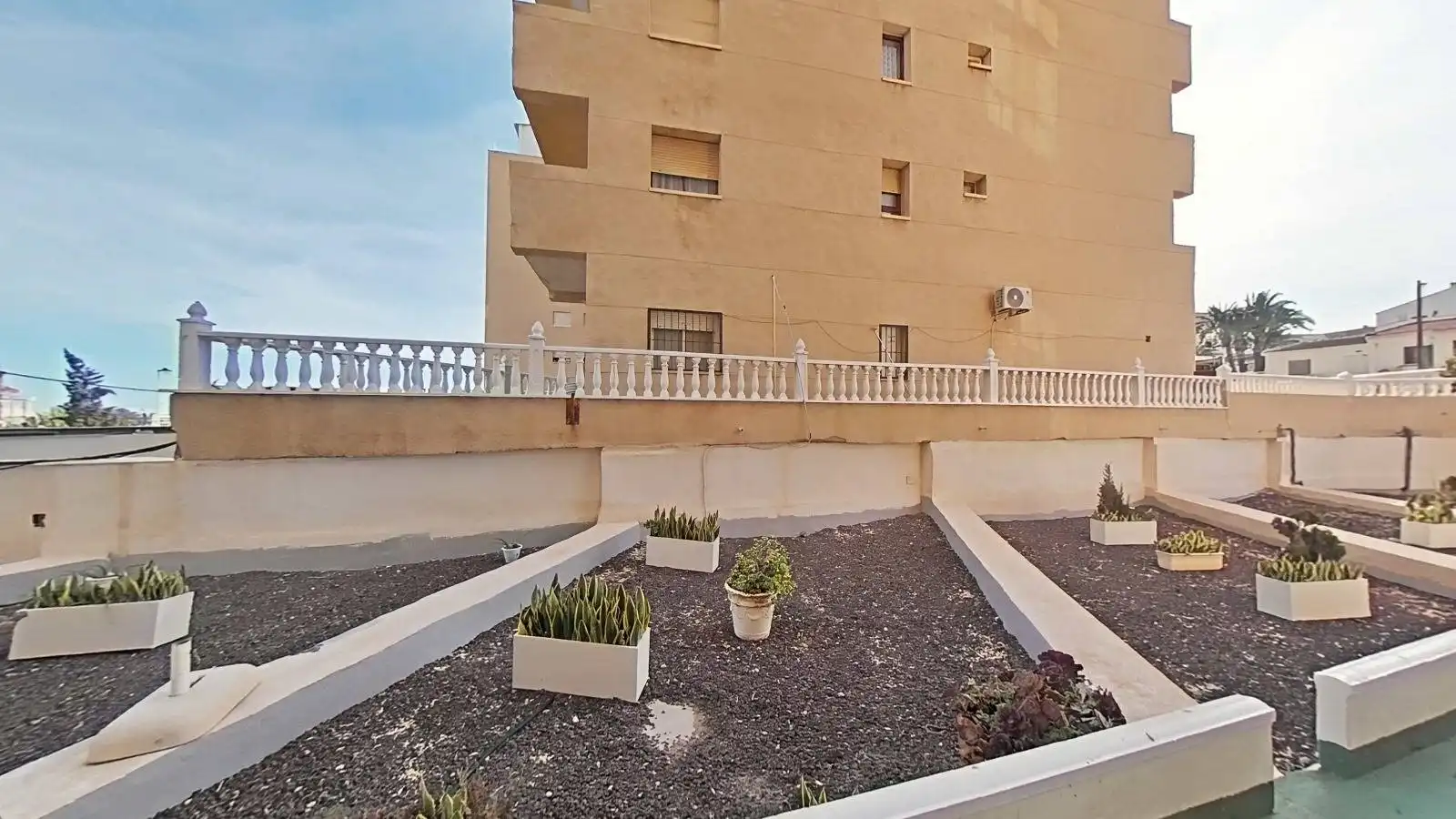 Vista exterior de Planta baixa en venda en Torrevieja amb Aire condicionat, Calefacció i Jardí privat