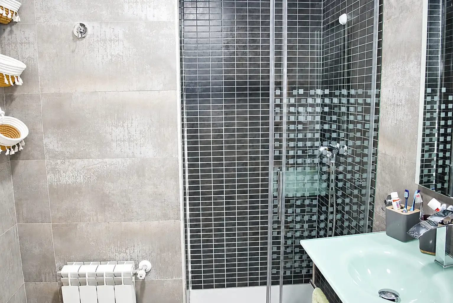 Badezimmer von Einfamilien-Reihenhaus zum Verkauf in Valdemorillo mit Privatgarten, Terrasse und Abstellraum