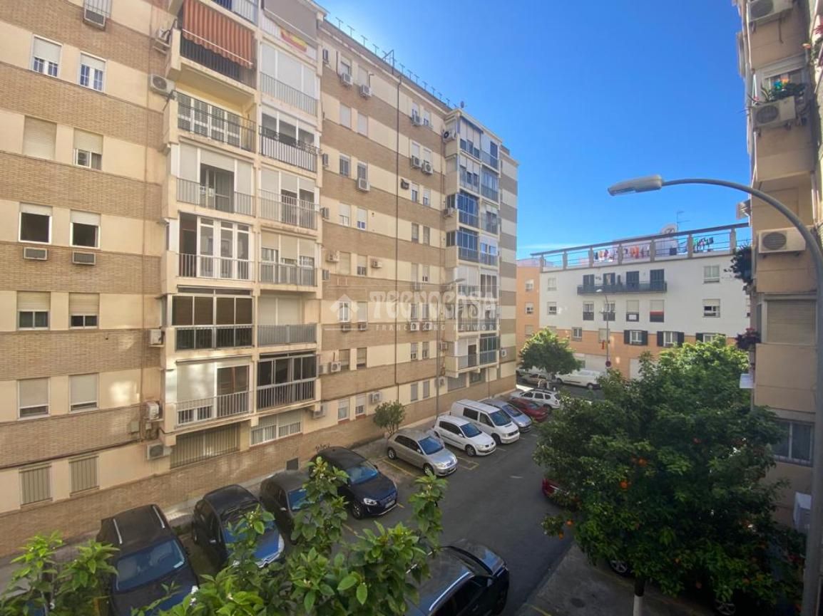 Vista exterior de Pis de lloguer en  Sevilla Capital amb Aire condicionat i Terrassa