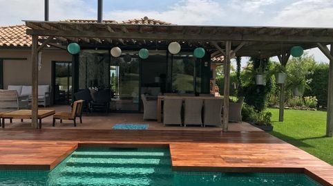 Casa de planta baja con piscina privada y vistas al campo de golf