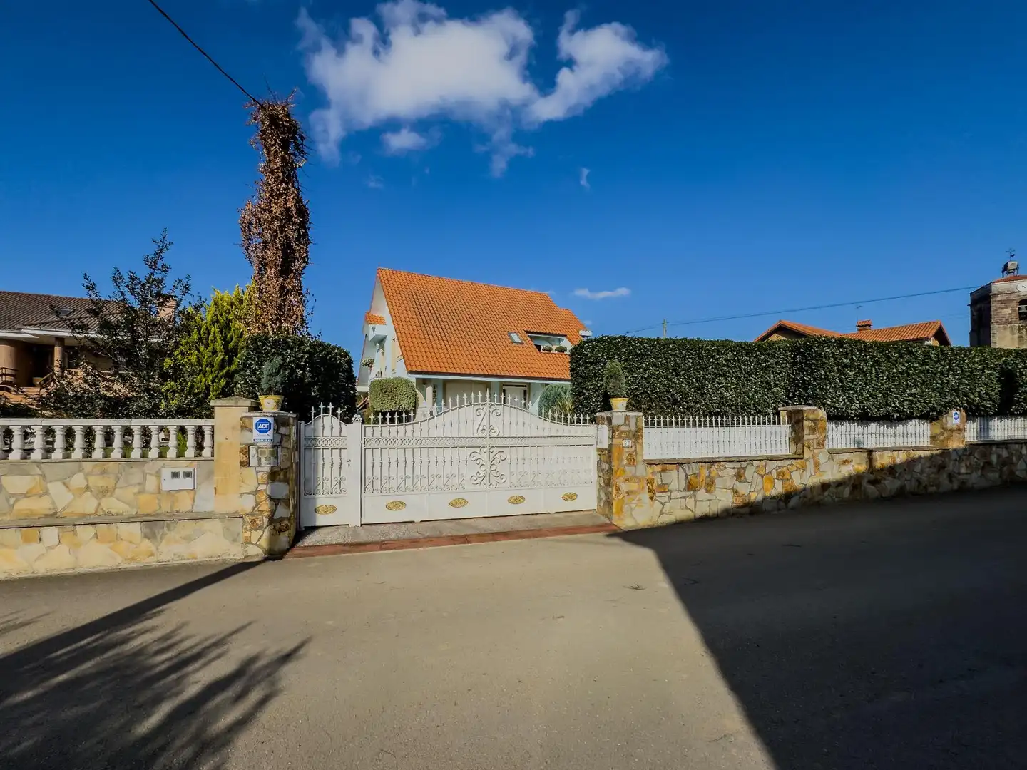 Vista exterior de Casa o xalet en venda en Camargo amb Calefacció, Jardí privat i Piscina
