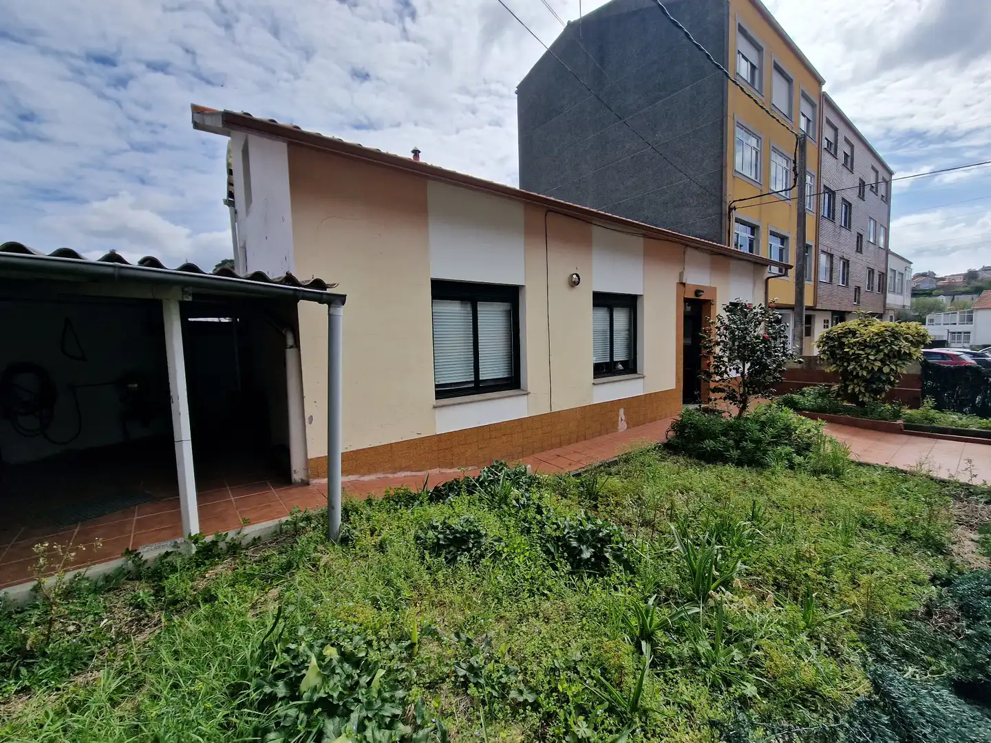 Vista exterior de Casa o xalet en venda en Narón amb Calefacció, Jardí privat i Terrassa