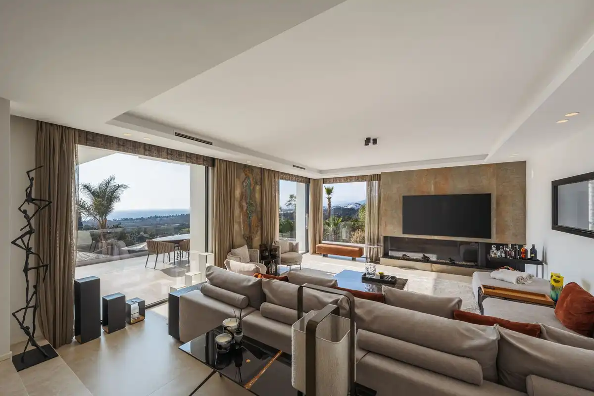 Sala d'estar de Casa o xalet en venda en Marbella amb Aire condicionat, Jardí privat i Terrassa