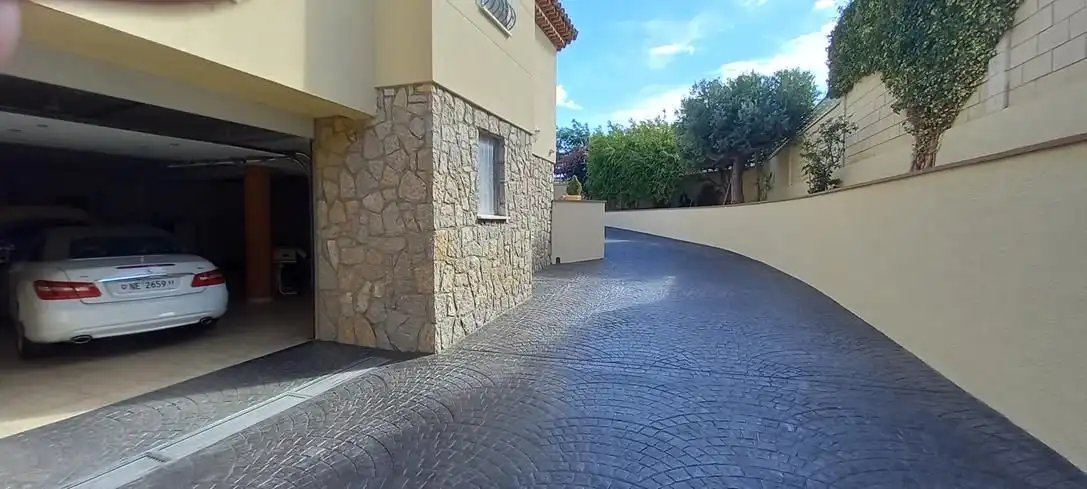 Vista exterior de Casa o xalet en venda en Mont-roig del Camp amb Aire condicionat, Calefacció i Jardí privat