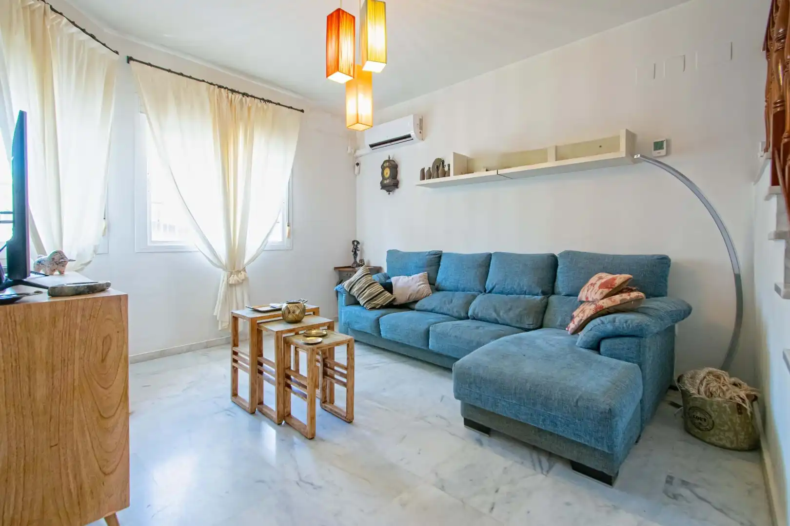 Sala d'estar de Casa adosada en venda en Espartinas amb Aire condicionat, Jardí privat i Traster