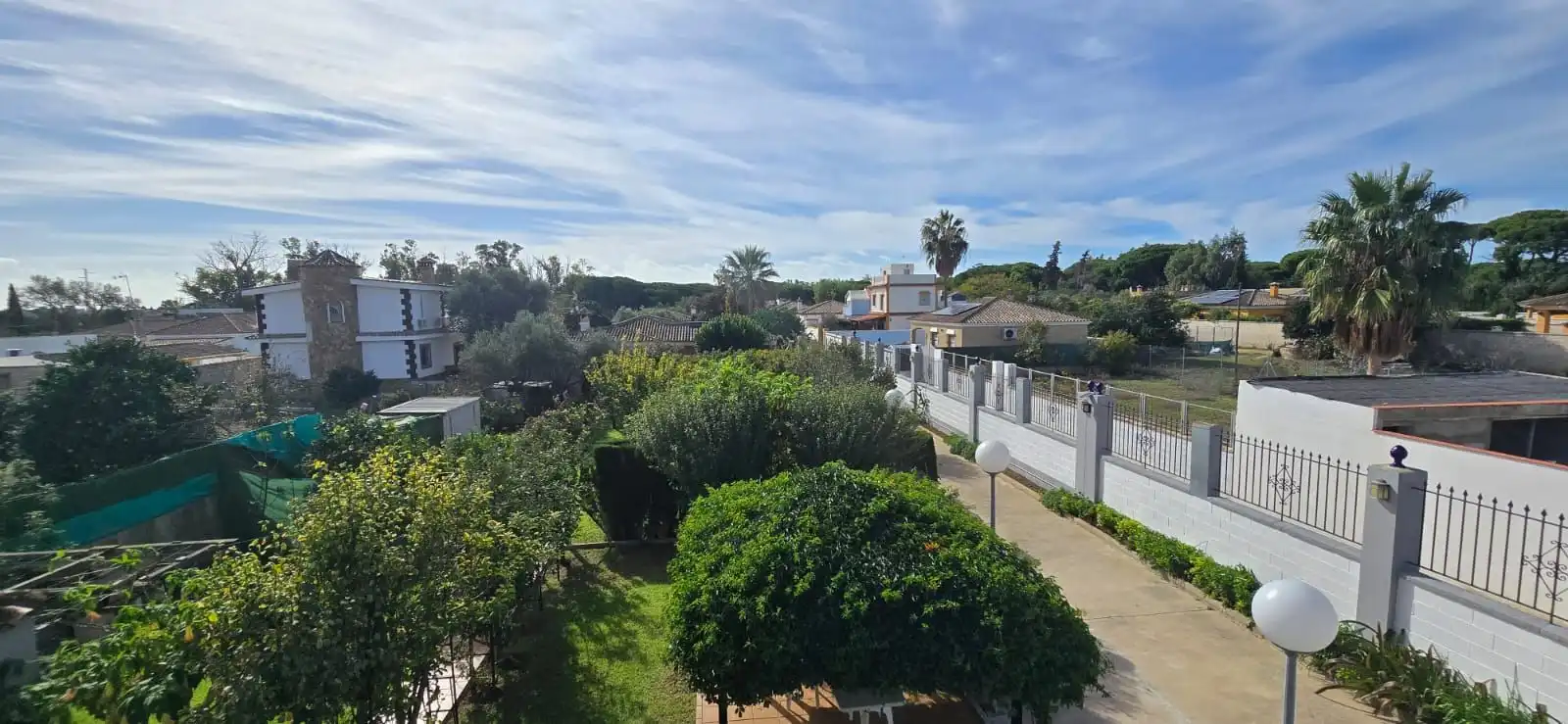 Vista exterior de Casa o xalet en venda en El Puerto de Santa María amb Aire condicionat, Jardí privat i Terrassa