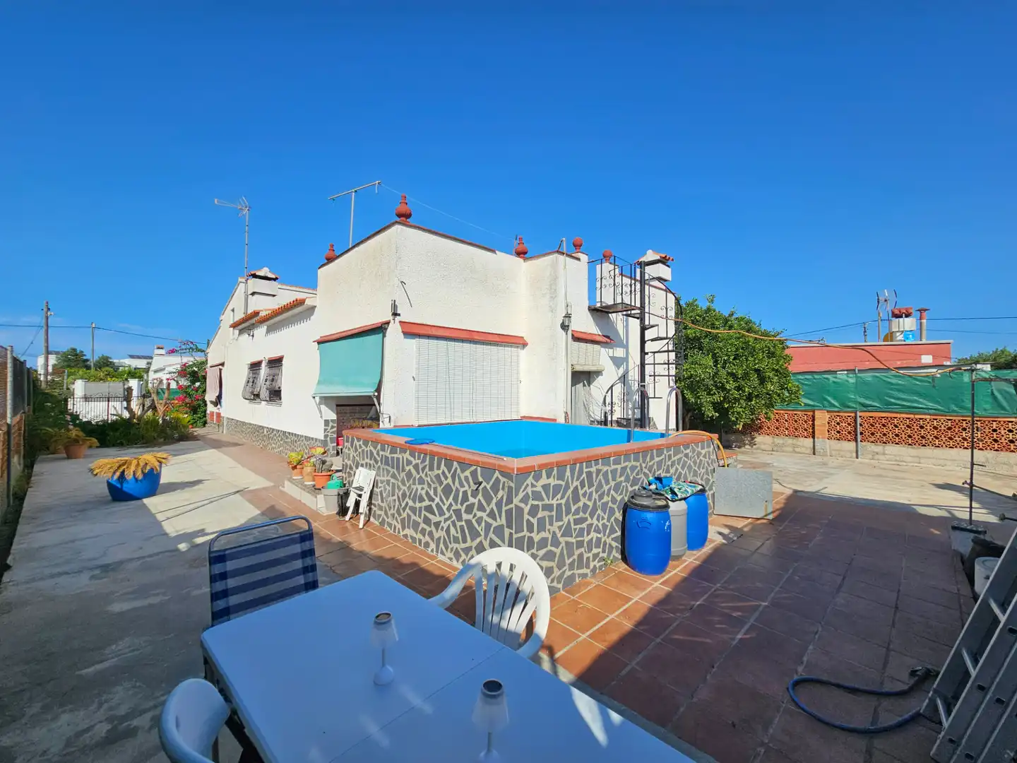 Vista exterior de Casa o xalet en venda en Oliva amb Jardí privat, Piscina i Moblat