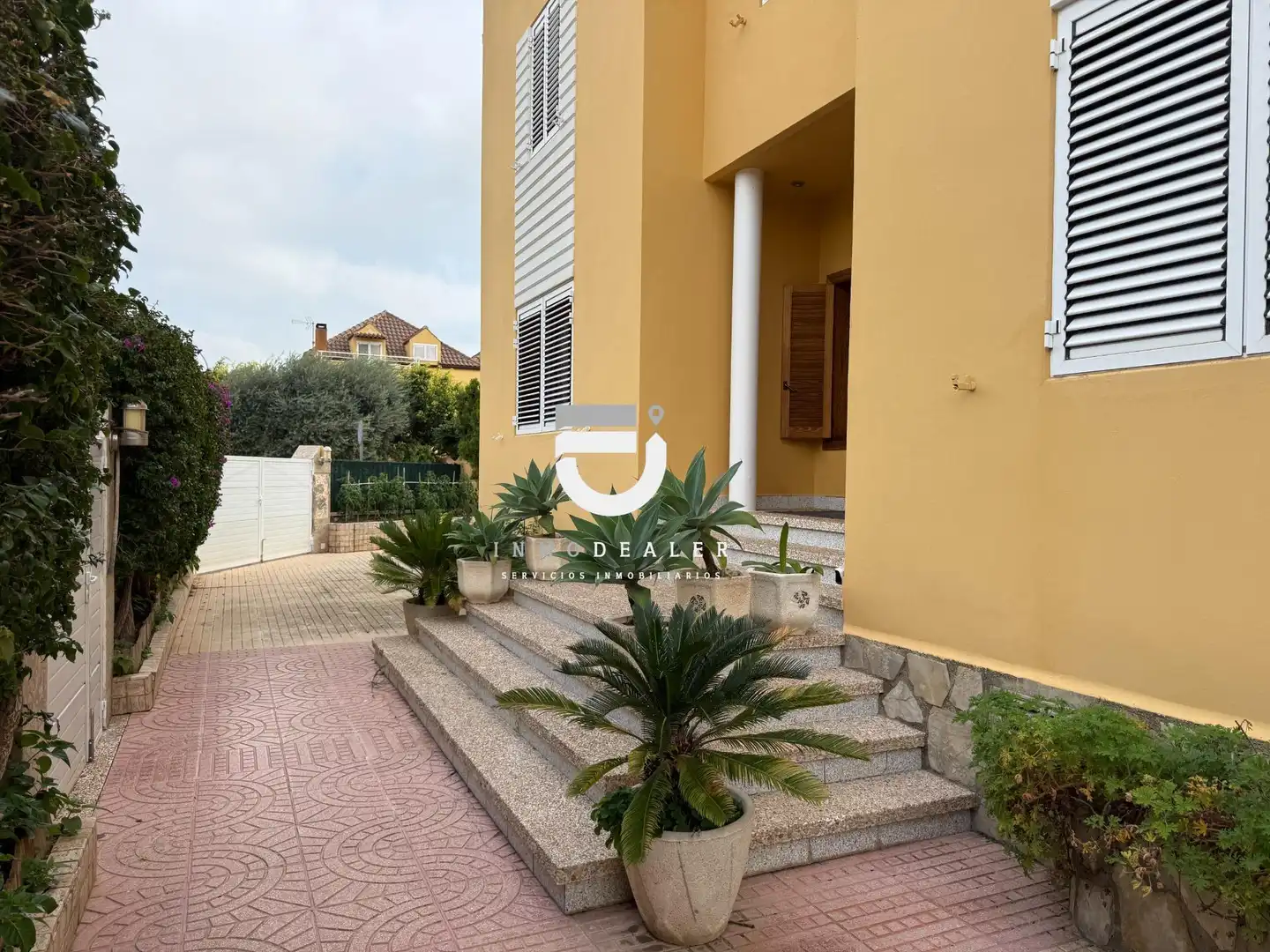 Vista exterior de Casa o xalet en venda en Oliva amb Jardí privat, Terrassa i Piscina