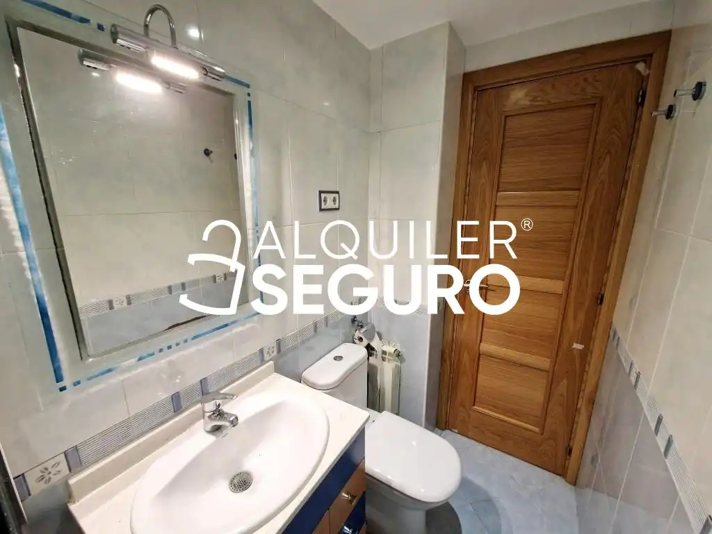 Badezimmer von Wohnung zur Miete in Móstoles mit Klimaanlage und Heizung
