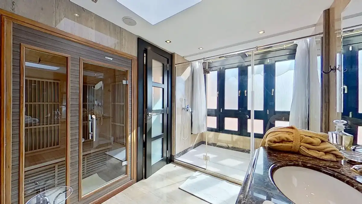 Baño de Ático en venta en Marbella con Aire acondicionado, Terraza y Sauna