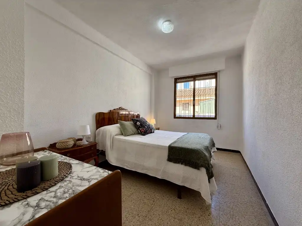 Schlafzimmer von Wohnung zum Verkauf in Benicasim / Benicàssim mit Waschmaschine und Balkon