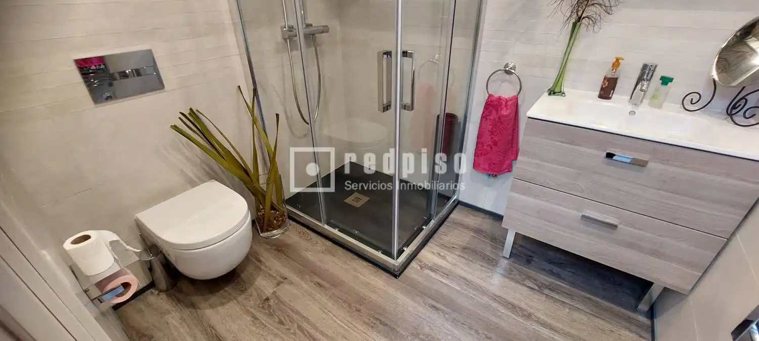 Bathroom of Houses for sale in Malpica de Tajo  with Air Conditioner, Heating and Storage room