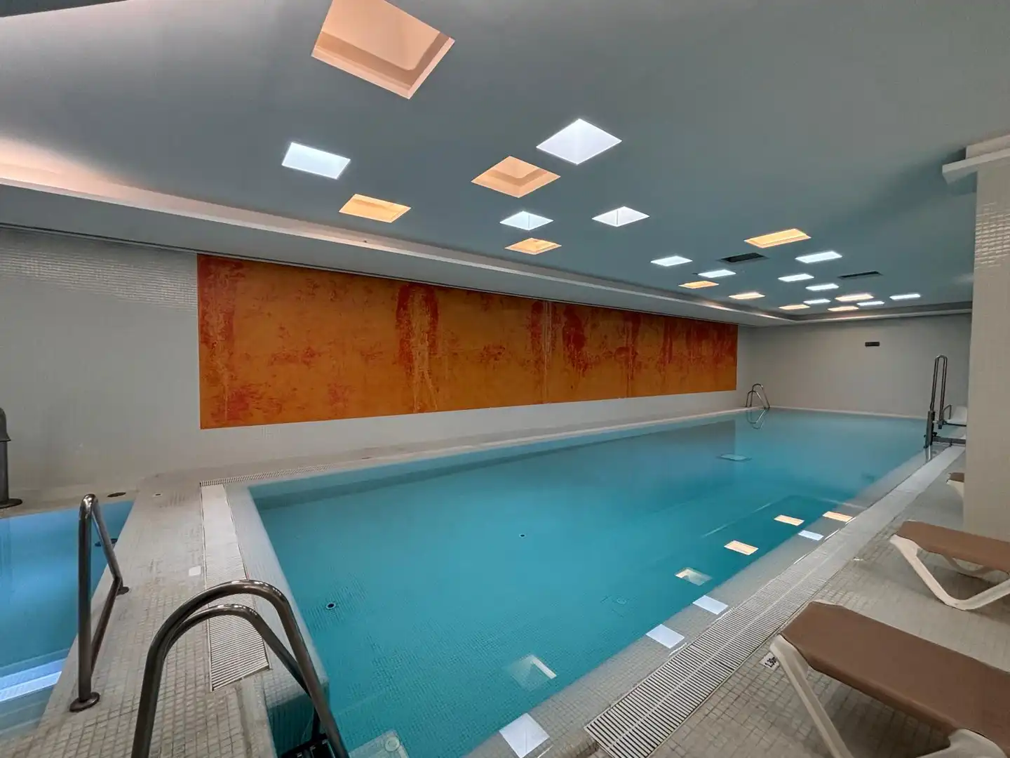Schwimmbecken von Wohnung zum Verkauf in Sotogrande mit Klimaanlage, Heizung und Privatgarten