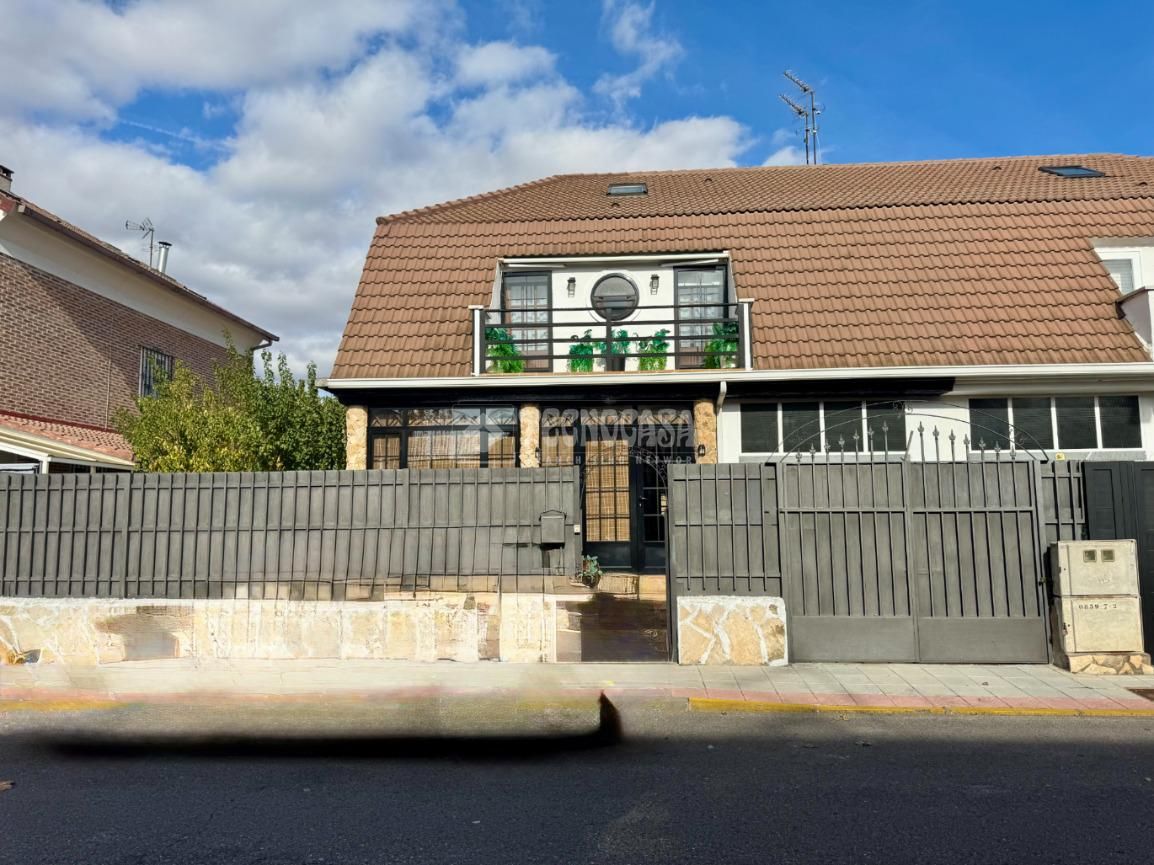 Vista exterior de Casa adosada en venda en Azuqueca de Henares