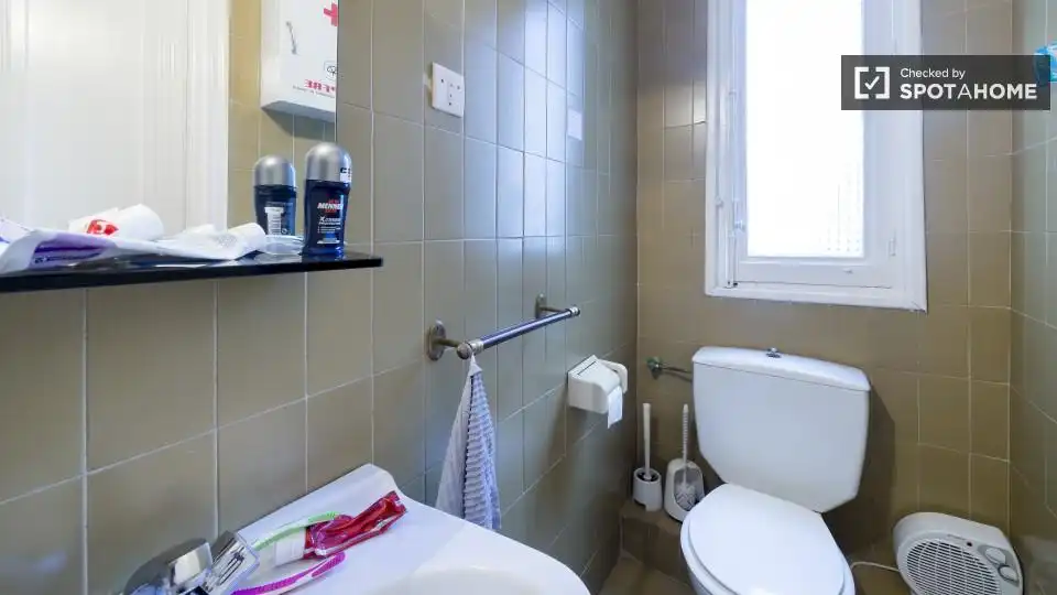 Bathroom of Flat for rent in Madrid  with Air Conditioner, Heating and Furnished
