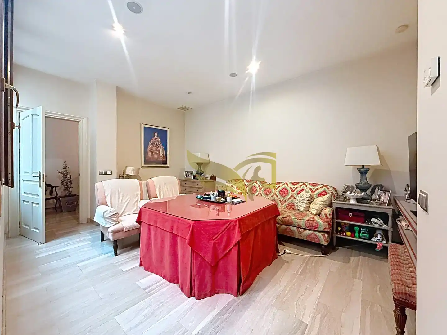 Wohnzimmer von Einfamilien-Reihenhaus zum Verkauf in Sevilla mit Klimaanlage, Heizung und Privatgarten