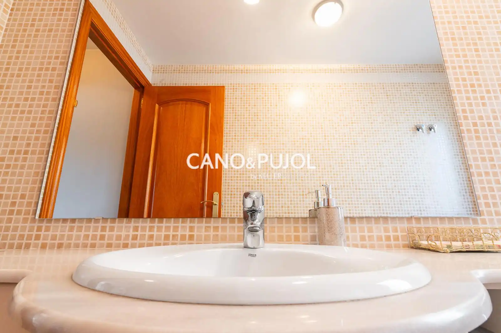 Baño de Casa o chalet en venta en Corbera de Llobregat con Calefacción, Terraza y Trastero