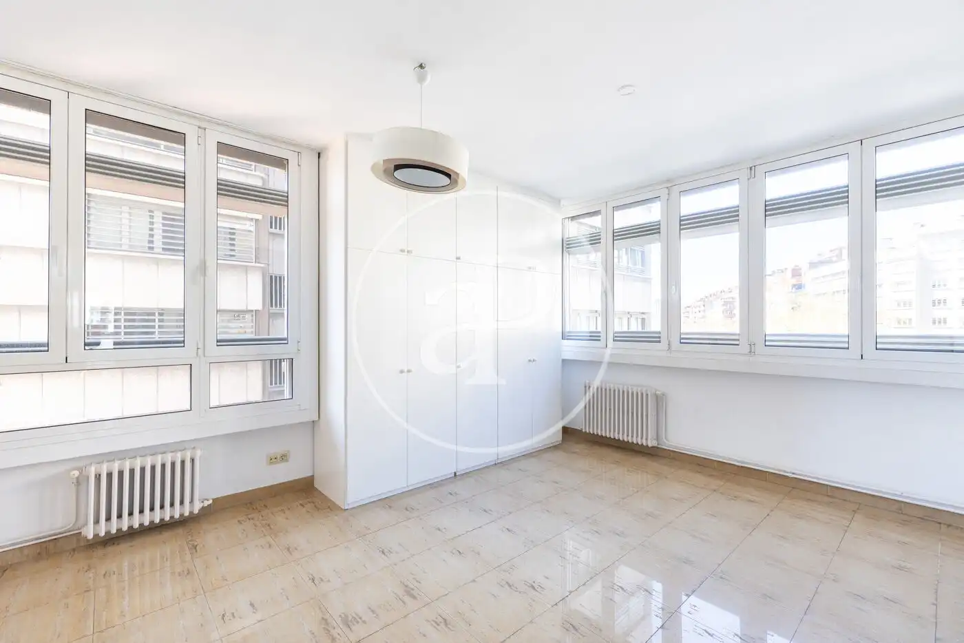 Schlafzimmer von Wohnung zum Verkauf in Barcelona mit Heizung und Privatgarten