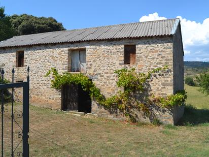 Vista exterior de Casa o xalet en venda en Valle de Hecho amb Jardí privat