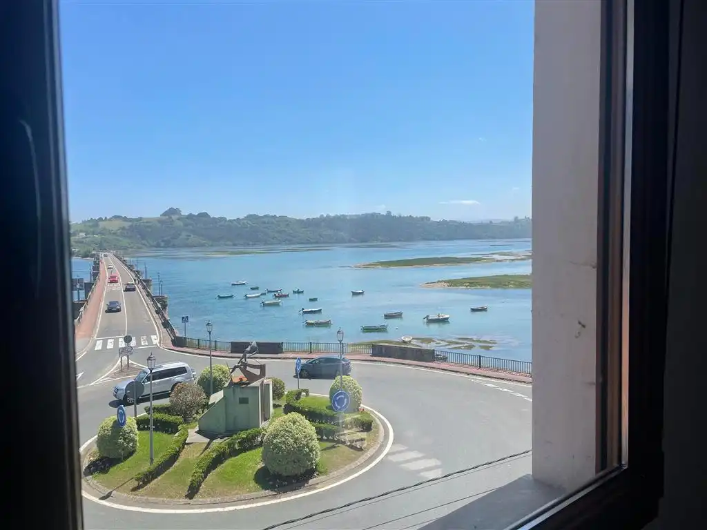Vista exterior de Piso en venta en San Vicente de la Barquera con Calefacción, Amueblado y Horno