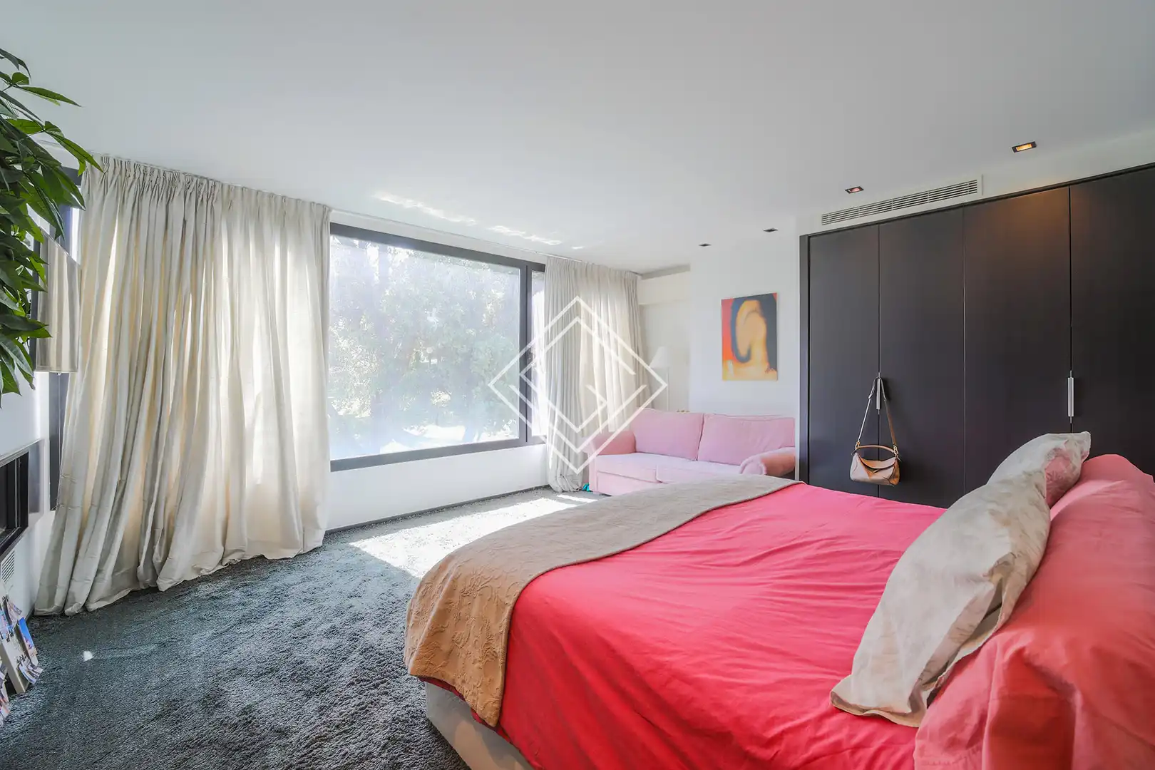 Schlafzimmer von Einfamilien-Reihenhaus zum Verkauf in La Moraleja mit Klimaanlage, Heizung und Privatgarten