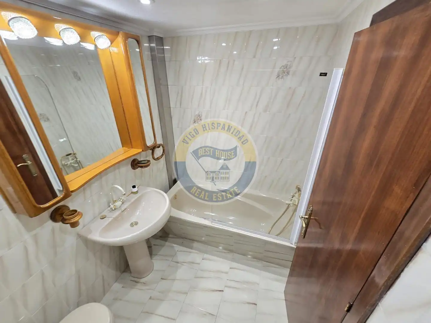 Baño de Piso de alquiler en Vigo  con Calefacción, Parquet y Balcón