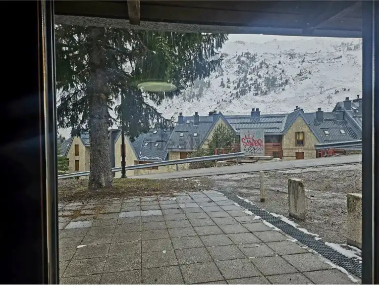 Vista exterior de Estudi en venda en Aisa amb Calefacció, Parquet i Moblat