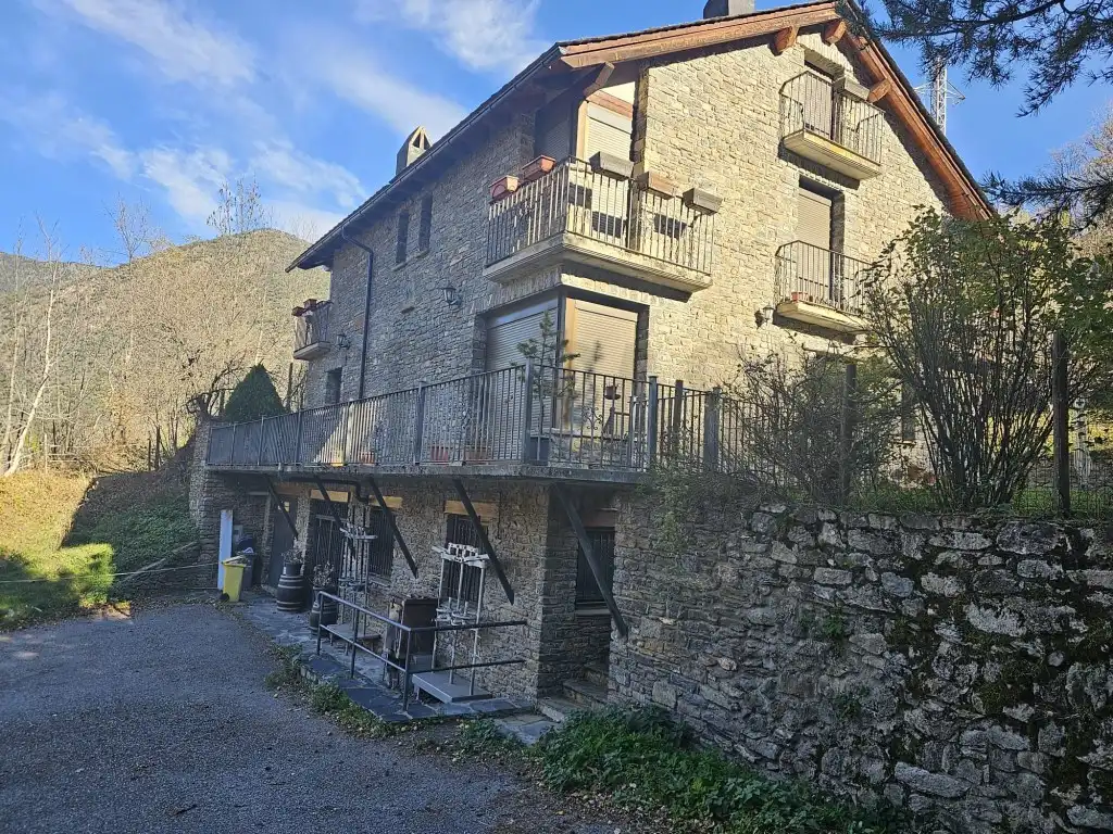 Casa o chalet en venta en Calle Nucleo De Altron, Sort