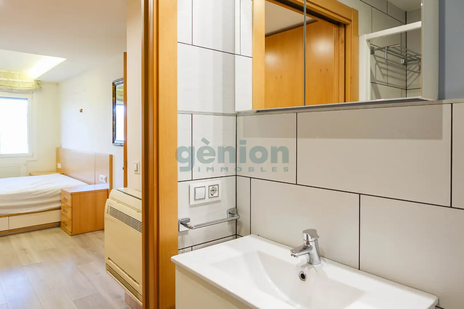 Bathroom of Flat for sale in Girona  with Air Conditioner and Heating