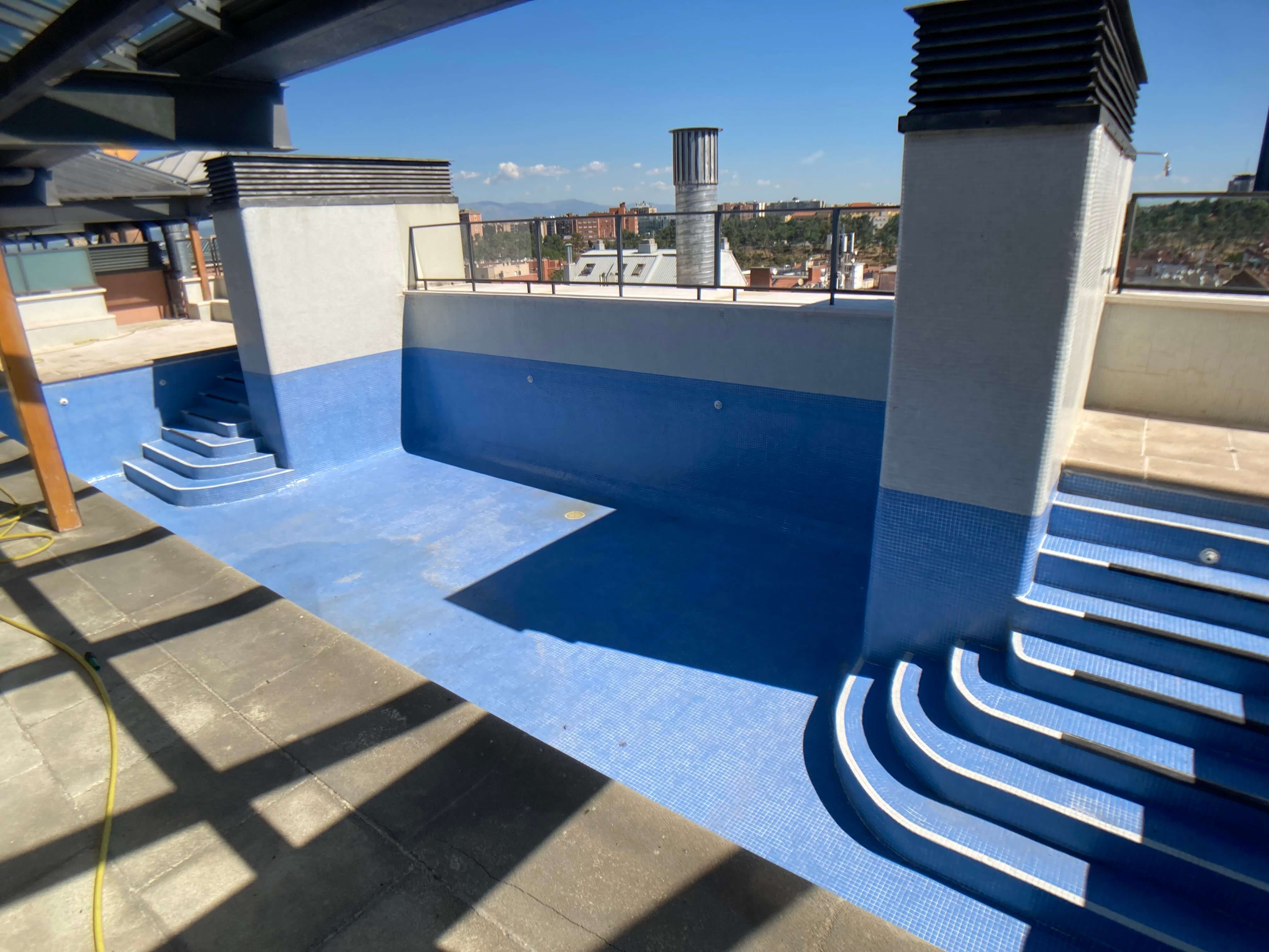 Swimming pool of Duplex to rent in  Madrid Capital  with Air Conditioner, Heating and Parquet flooring