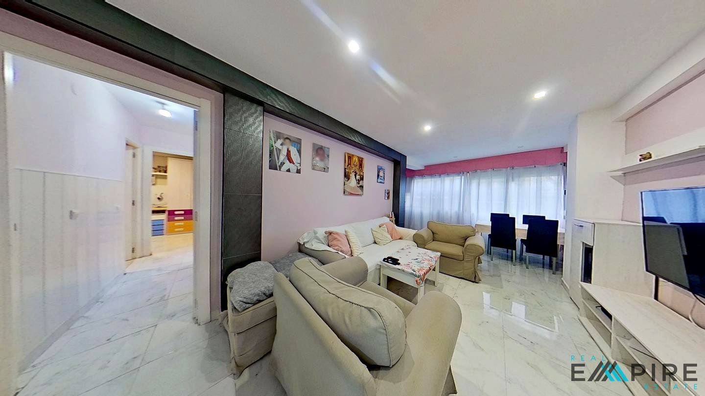 Sala d'estar de Planta baixa en venda en Parla amb Aire condicionat, Calefacció i Terrassa