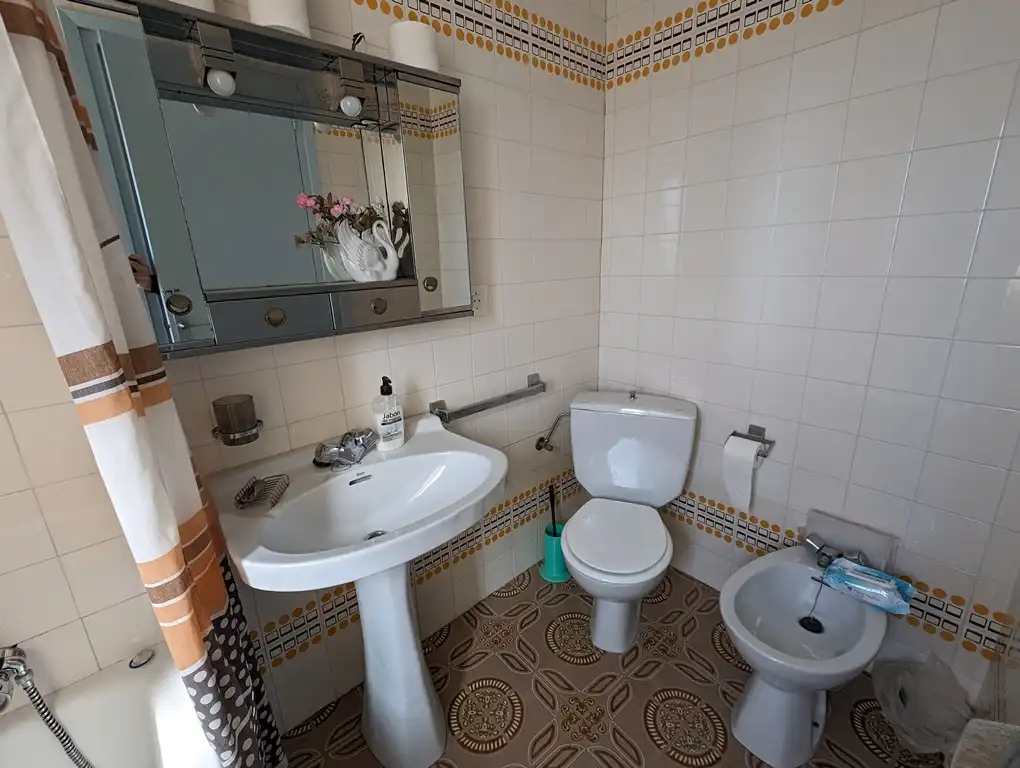 Bany de Casa o xalet en venda en Horta de Sant Joan amb Jardí privat, Terrassa i Moblat