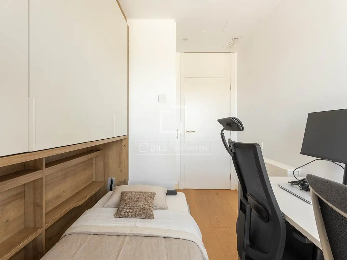 Bedroom of Flat for rent in Barcelona  with Air Conditioner, Heating and Parquet flooring