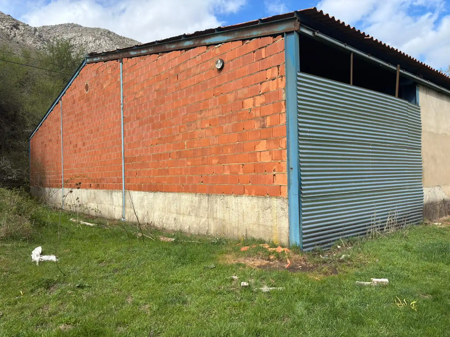 Vista exterior de Nave industrial en venta en Valdepiélago