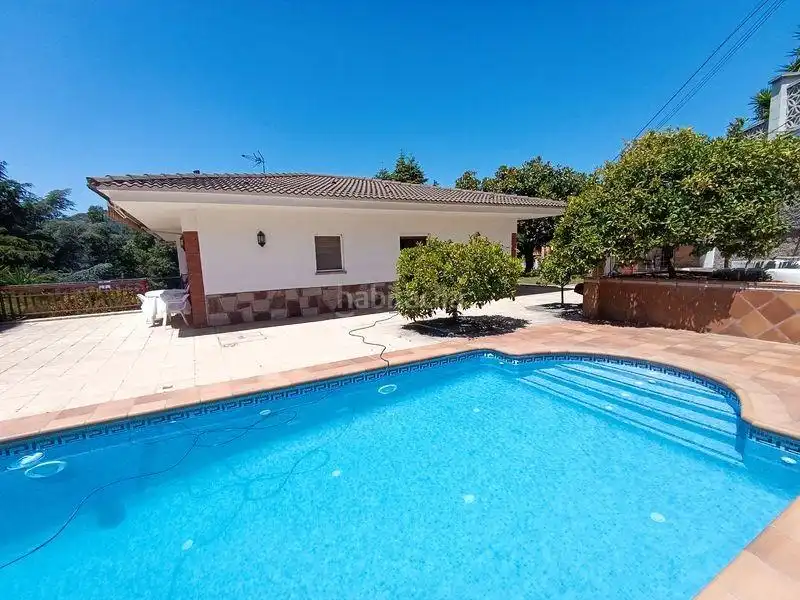 Vista exterior de Casa o xalet en venda en Caldes de Montbui amb Aire condicionat, Calefacció i Jardí privat