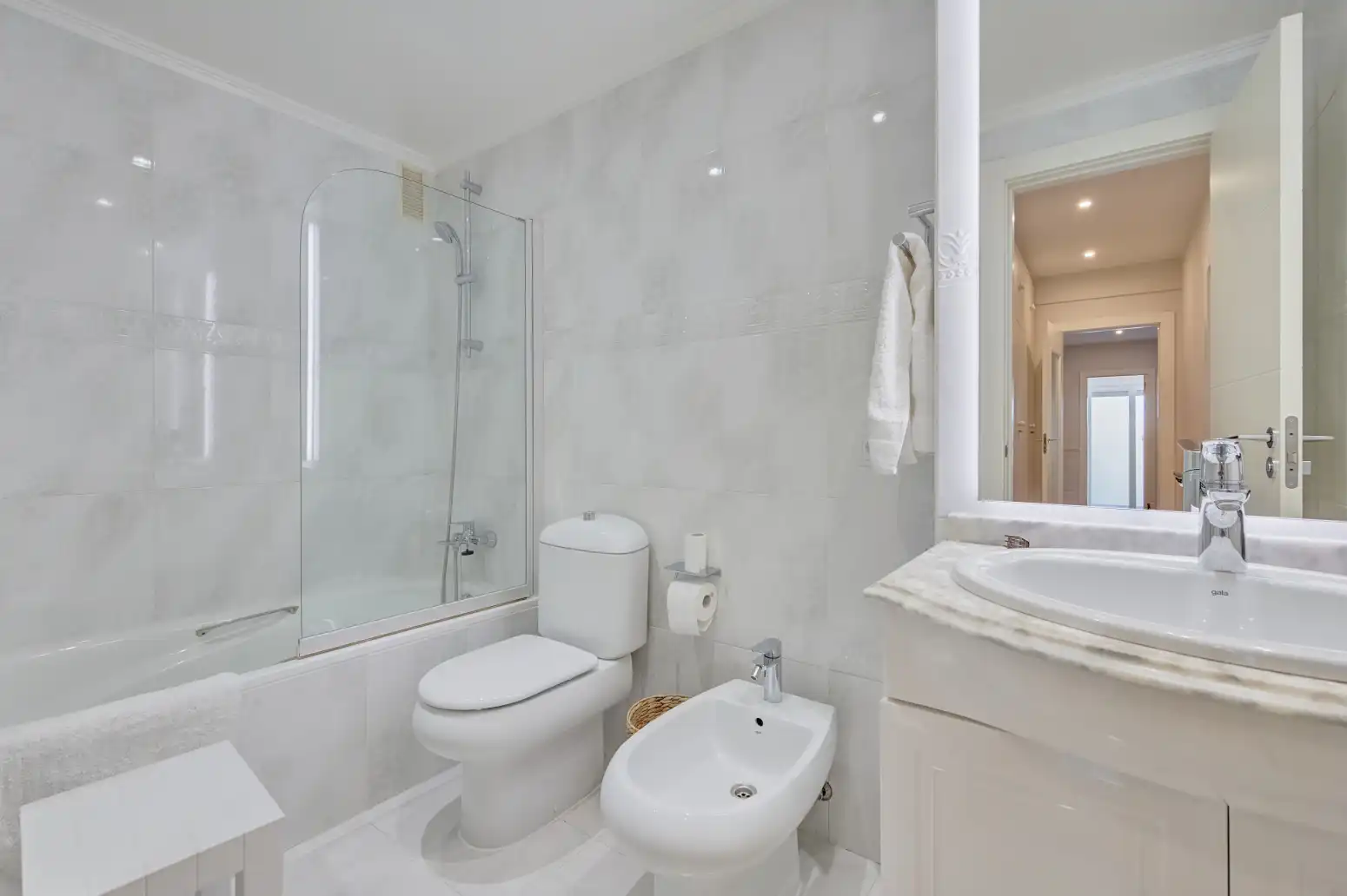 Bathroom of Flat for sale in  Pamplona / Iruña  with Air Conditioner, Heating and Parquet flooring