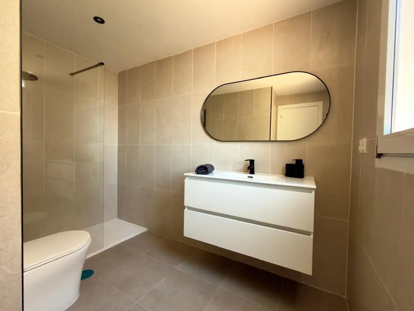 Badezimmer von Erdgeschoss zum Verkauf in Rincón de la Victoria mit Klimaanlage, Privatgarten und Terrasse
